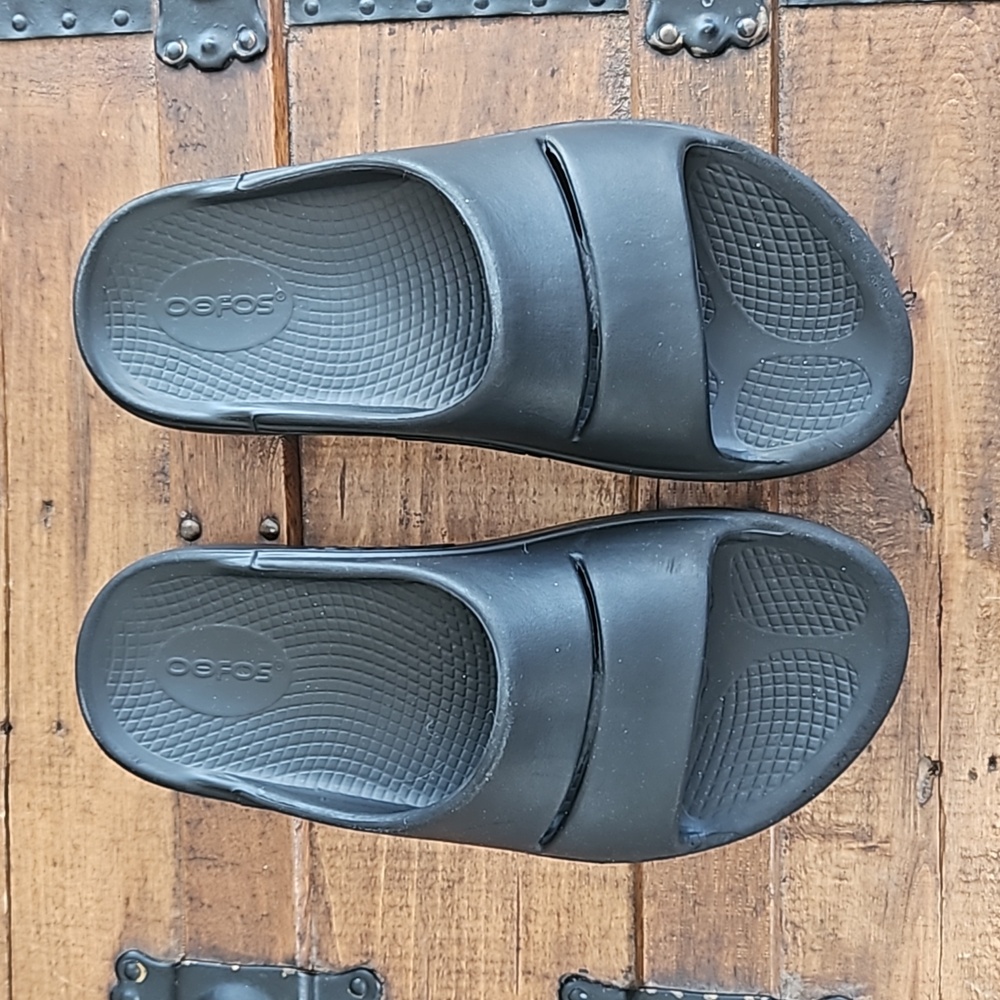 Oofos OOahh Black Recovery Slide Sandal Unisex (men size 6; women size 8)